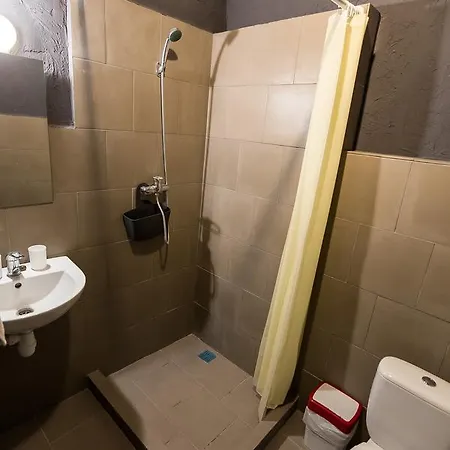 بيت شباب Loft Prison