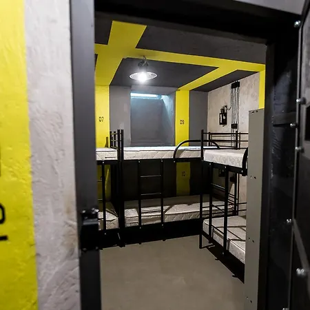 بيت شباب Loft Prison *
