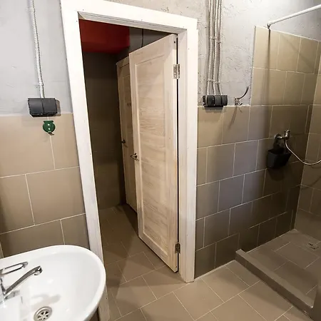 Loft Prison بيت شباب
