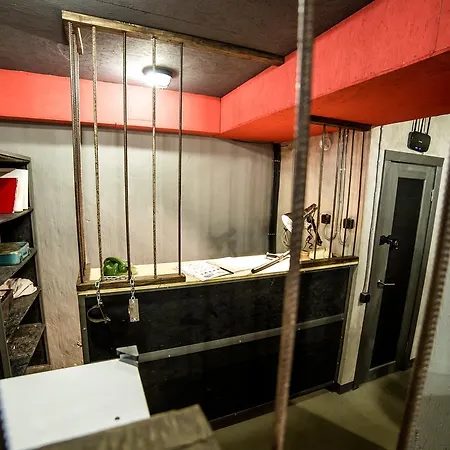 بيت شباب Loft Prison