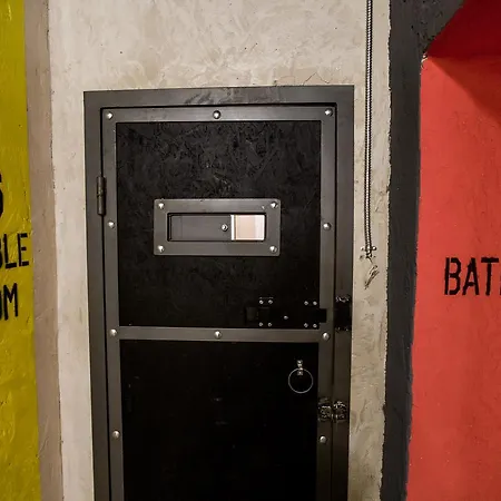 بيت شباب Loft Prison إلفيف