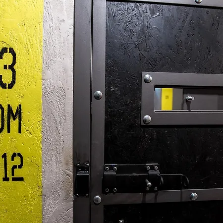 Loft Prison * إلفيف