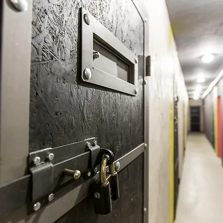 Loft Prison بيت شباب