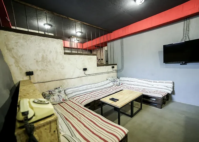Loft Prison Albergue