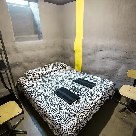 Loft Prison 旅馆