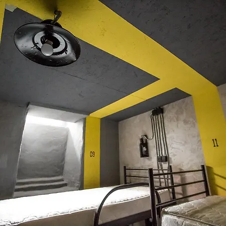 Loft Prison 旅馆 *