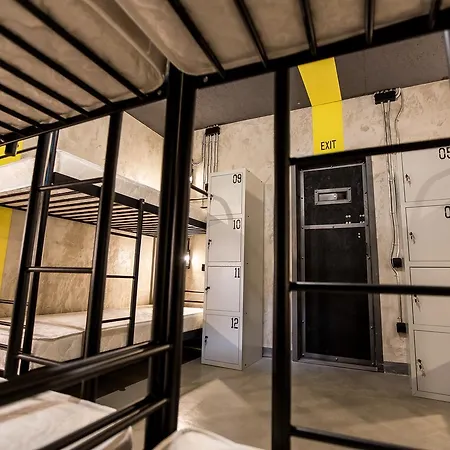 Loft Prison 旅馆 *