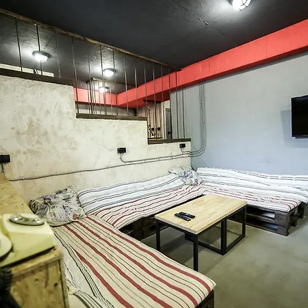Loft Prison 旅馆